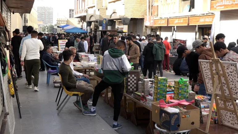 تقرير لقناة قطرية عن شارع المتنبي: روائح الطعام لا تتناغم وعبق الكتاب